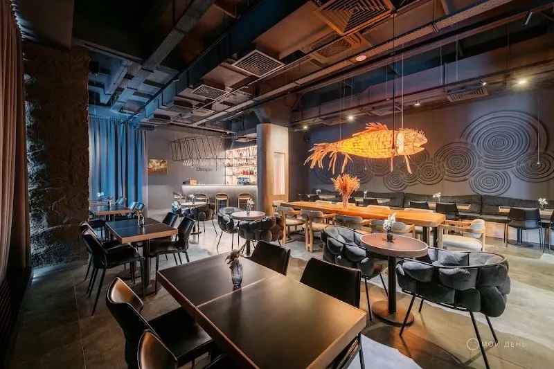 Drops Izakaya & Wine Bar — Барная зона Drops с деревянным светильником-карпом и тёплыми акцентами.