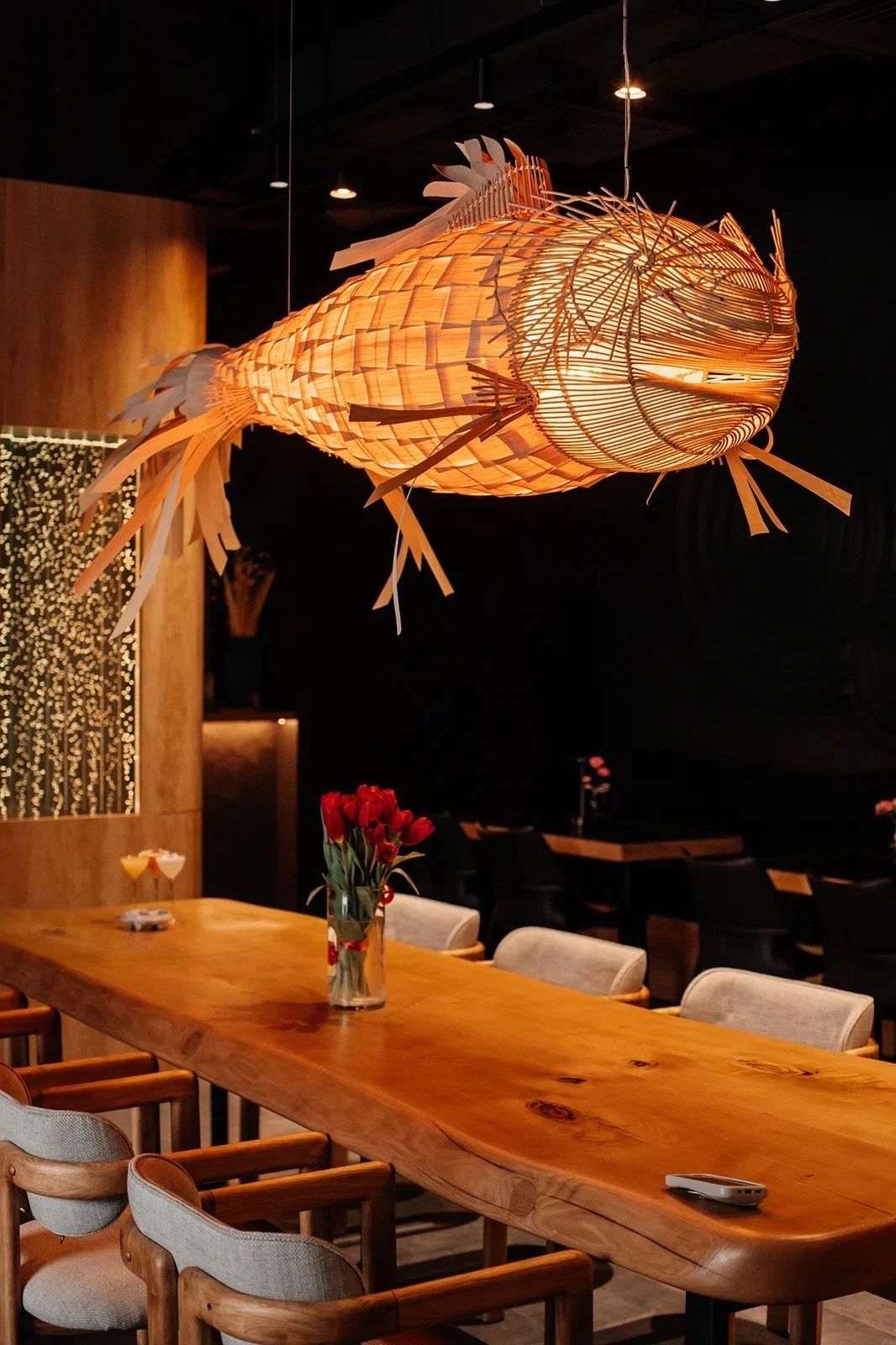 Drops Izakaya & Wine Bar — Центральная зона зала: мягкий свет подчёркивает дерево и графику стен.